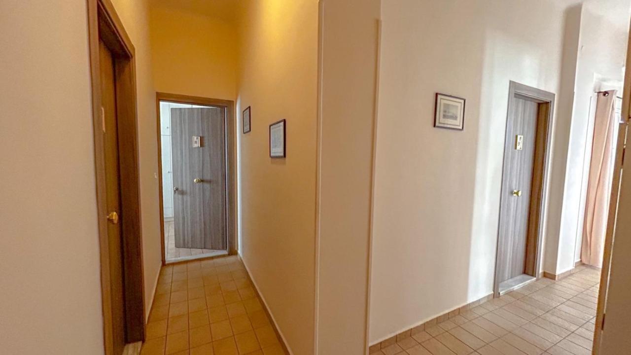 Central 9 Rooms Ermoupoli Buitenkant foto
