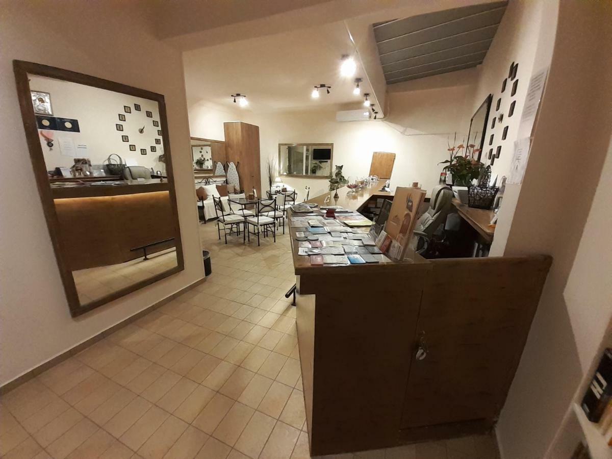 Central 9 Rooms Ermoupoli Buitenkant foto
